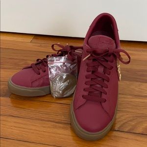NWOT Nike Mens Tennis Classic Maroon, 813045-669